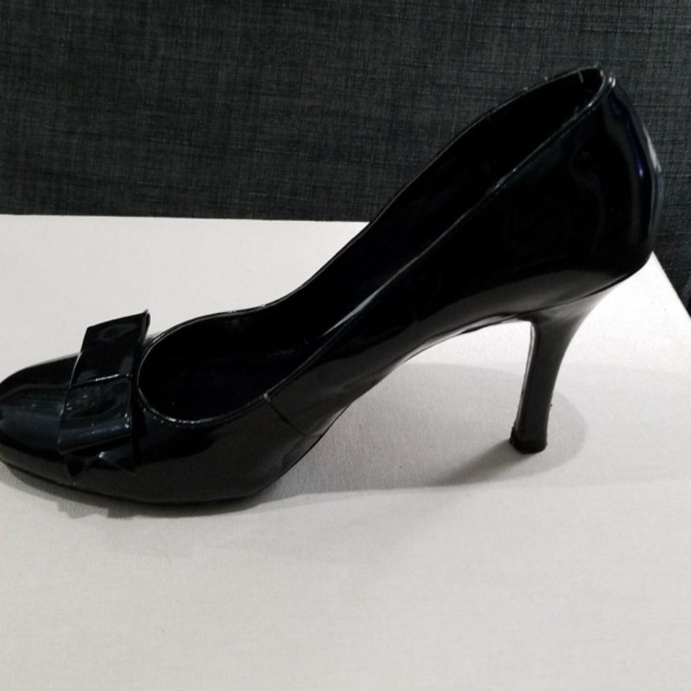 DONATED. Patent leather heels with bow. - Picture 3 of 8